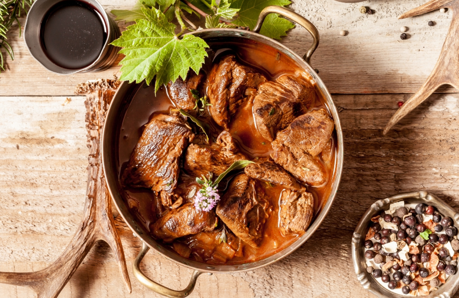 近年、新たな地域食材として注目されている「ジビエ」。そんなジビエを世の中に広めるため、全国ジビエフェアでは「プラスジビエ」のコンセプトのもと、日々の生活にジビエがプラスされるように、様々な情報を発信していきます。